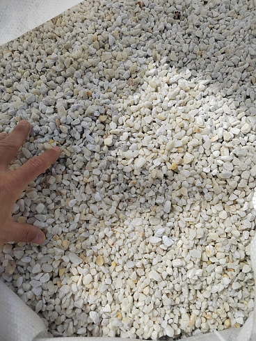 Kamenclub.ru: Мраморная крошка, щебень, цвет-белый, фр. 5-10 мм.  купить в Королеве мрамор белый, айвори, молочный мраморная каменная крошка ландшафтная 12000 руб/т   фото КАМЕНЬ КЛУБ