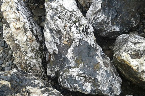 Kamenclub.ru: Черный гранит - кварцит фр. 100-500 мм.  купить в Королеве мрамор гранит черный с белыми прожилками, серый, белый валун скальный колотый 7000 руб/т   фото КАМЕНЬ КЛУБ