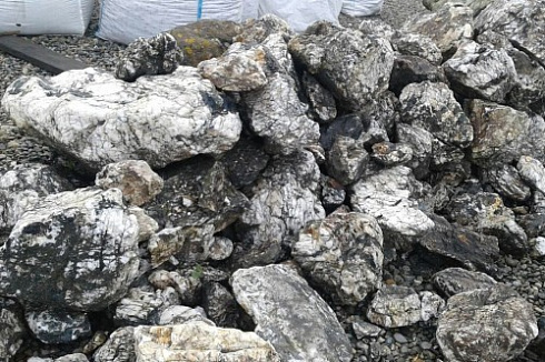 Kamenclub.ru: Черный гранит - кварцит фр. 500-1000 мм.  купить в Королеве гранит кварцит черный серый белый скальный колотый валун 9750 руб/т   фото КАМЕНЬ КЛУБ