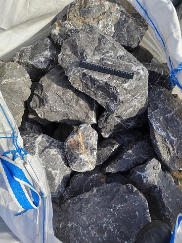 Kamenclub.ru: Черный мрамор скальник фр. 100-500 мм.  купить в Королеве мрамор черный белый серый крупный колотый валун ландшафтный 8500 руб/т   фото КАМЕНЬ КЛУБ