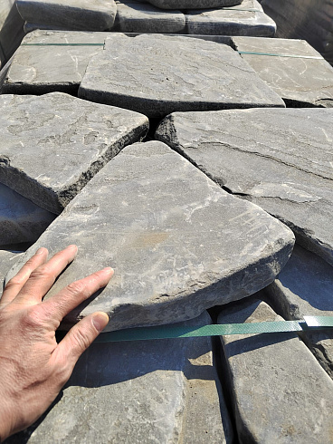 Kamenclub.ru: Песчаник пластушка светло-серый (4,0 - 6,0 см)  купить в Королеве плитняк - пластушка светло-серый песчаник 12600 руб/м3   фото КАМЕНЬ КЛУБ