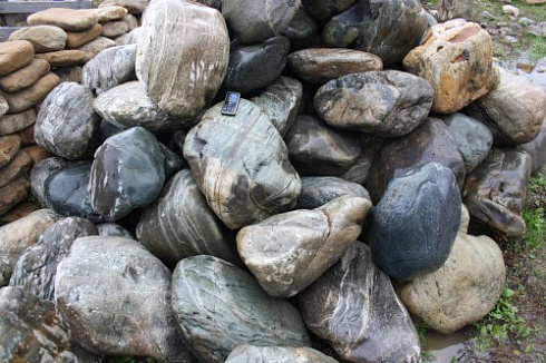 Kamenclub.ru: Речной валун Кабанчик фр.300-500 мм.  купить в Королеве крупный природный камень галька серый, темно-серый речной валун галечник масштабный 7000 руб/т   фото КАМЕНЬ КЛУБ
