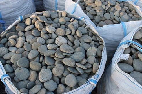 Kamenclub.ru: Галька речная плоская (ассорти) фр. 100-200-300 мм. купить  в Королеве галька плоская разноцветная серый белый темно-серый синий речная галька ландшафтная 8000 руб/т   фото КАМЕНЬ КЛУБ