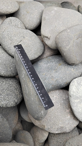 Kamenclub.ru: Галька речная плоская (темно-серая) фр. 70-150 мм. купить  в Королеве галечник природный темно-серый серый синий речная плоская природная окатанная  9000 руб/т   фото КАМЕНЬ КЛУБ