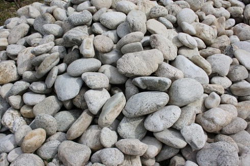 Kamenclub.ru: Бело-серый валунчик фр.100-300 мм.  купить в Королеве крупный камень для ландшафта серый, белый бело-серый валун крупная галька 4500 руб/т   фото КАМЕНЬ КЛУБ