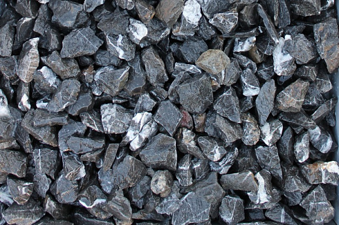 Kamenclub.ru: Щебень крошка черный (мрамор) фр. 40-70 мм.  купить в Королеве мрамор черный с белыми прожилками, черный, белый декоративный щебень 11000 руб/т   фото КАМЕНЬ КЛУБ