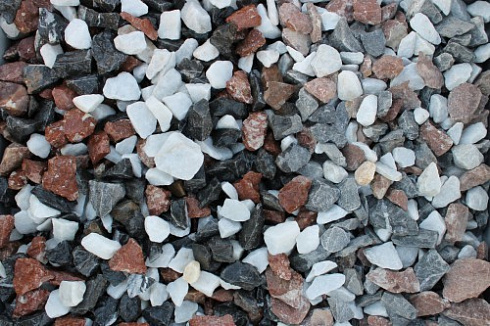 Kamenclub.ru: Мраморная крошка (щебень крошка микс : белый-черный-розовый) фр. 20-40 мм.  купить в Королеве мрамор белый, черный, розовый декоративная ландшафтная крошка 12000 руб/т   фото КАМЕНЬ КЛУБ