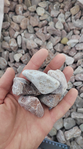 Kamenclub.ru: Мраморная крошка (щебень галтованный розовый) фр.20-40 мм.  купить в Королеве мрамор розовый, красный оголтованный округлый щебень  15000 руб/т   фото КАМЕНЬ КЛУБ