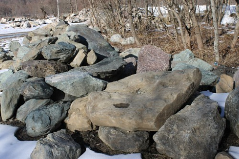 Kamenclub.ru: Гранит скальник (серо-зеленый) фр. 500-1500 мм.  купить в Королеве гранит мрамор  серый зеленый темно-серый глыба скальная колотая ландшафтная 7 500 руб/т   фото КАМЕНЬ КЛУБ