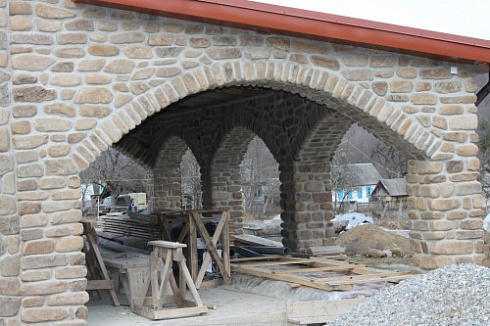 Kamenclub.ru: Песчаник для строительства и кладки блочный (фр 100-200 мм)  купить в Королеве песчаник бежевый серый рыжий валун мелкий для строительства песчаник 6500 руб/т   фото КАМЕНЬ КЛУБ