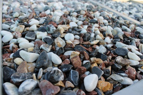 Kamenclub.ru: Мраморная крошка (щебень галтованный микс:белый-черный-розовый-медовый) фр.10-20 мм.  купить в Королеве мрамор белый, медовый, черный, розовый мраморный декоративный ландшафтный окатанный округлый галтованный щебень 15500 руб/т   фото КАМЕНЬ КЛУБ