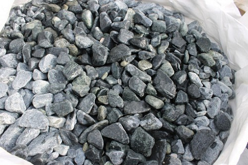 Kamenclub.ru: Щебень галтованный зеленый (змеевик) фр. 50-100 мм.  купить в Королеве галтовка мраморная зеленый, салатовый мрамор 12 500 руб/т   фото КАМЕНЬ КЛУБ