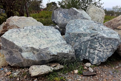 Kamenclub.ru: Змеевик скальник фр. 500-1500 мм.  купить в Королеве змеевик зеленый серый черный глыба скальная колотая 7500 руб/т   фото КАМЕНЬ КЛУБ