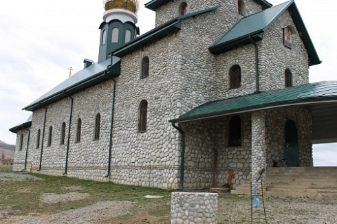 Kamenclub.ru: Галька речная плоская (бело-серая) фр. 100-200-300 мм. купить  в Королеве галька речная плоская серый, белый, бело-серый, серо-белый речная галька плоская  9000 руб/т   фото КАМЕНЬ КЛУБ