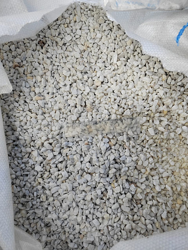 Kamenclub.ru: Мраморная крошка, щебень, цвет-белый, фр. 5-10 мм.  купить в Королеве мрамор белый, айвори, молочный мраморная каменная крошка ландшафтная 12000 руб/т   фото КАМЕНЬ КЛУБ