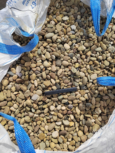 Kamenclub.ru: Галька речная окат рыжая фр. 20-40 мм. купить  в Королеве галька речная окатанная рыжая желтая серая округлая речная галька 5000 руб/т   фото КАМЕНЬ КЛУБ