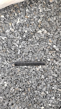 Kamenclub.ru: Щебень галтованный черный (мрамор) фр.10-20 мм.  купить в Королеве мрамор черный с белыми прожилками, черный, белый окатанный округлый ландшафтный декоративный щебень 15000 руб/т   фото КАМЕНЬ КЛУБ