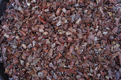 Kamenclub.ru: Щебень крошка красный (ЯШМА) фр. 5-10 мм.  купить в Королеве крошка каменная яшмы красный, бордовый, темно-красный декоративная крошка ландшафтная каменная яшмоидная 8500 руб/т   фото КАМЕНЬ КЛУБ