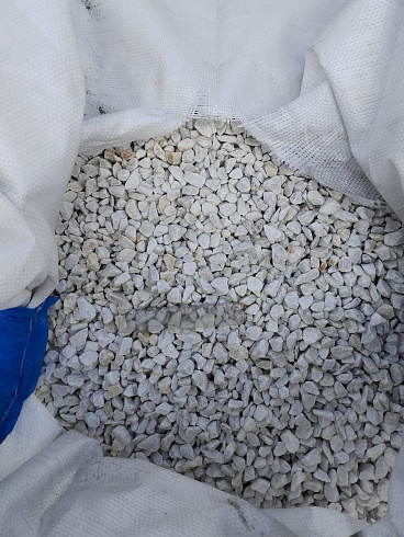 Kamenclub.ru: Мраморная крошка, щебень, цвет-белый, фр. 10-20 мм.  купить в Королеве мрамор белый, молочный айвори каменная ландшафтная декоративная крошка шебня 12000 руб/т   фото КАМЕНЬ КЛУБ