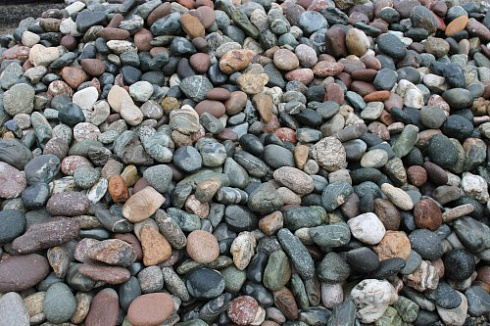 Kamenclub.ru: Галька окат (цветная картошка) фр. 50-100 мм. купить  в Королеве галька природная окатанная серый белый цветной синий темно-серый коричневый округлый галечник окатанный 6800 руб/т   фото КАМЕНЬ КЛУБ