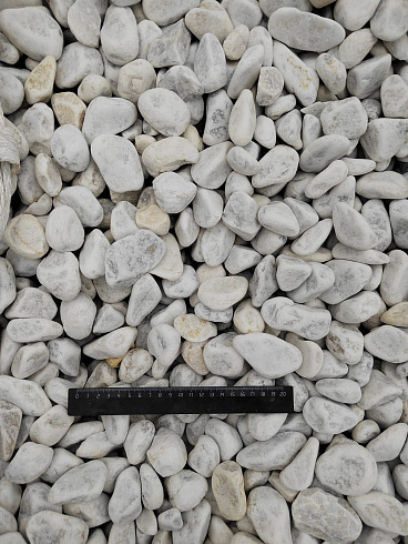 Kamenclub.ru: Мраморная крошка (щебень галтованный белый) фр.40-70 мм.  купить в Королеве мрамор белый молочный айвори окатанный округлый природный камень 17000 руб/т   фото КАМЕНЬ КЛУБ