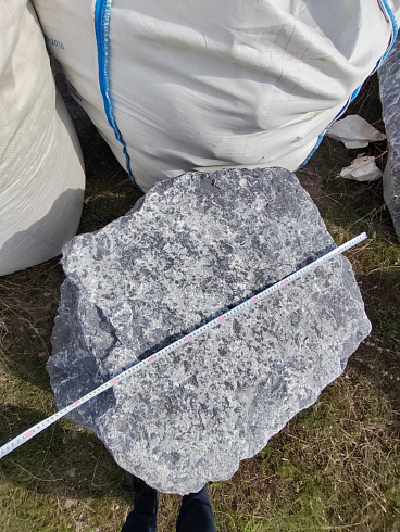 Kamenclub.ru: Черный мрамор скальник фр. 1000-1500 мм.  купить в Королеве мрамор черный белый серый крупный колотый валун ландшафтный 9000 руб/т   фото КАМЕНЬ КЛУБ