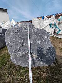 Kamenclub.ru: Черный мрамор скальник фр. 1000-1500 мм.  купить в Королеве мрамор черный белый серый крупный колотый валун ландшафтный 9000 руб/т   фото КАМЕНЬ КЛУБ