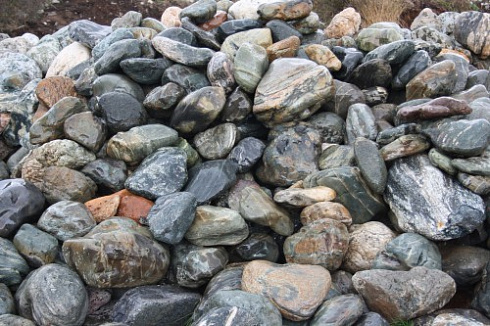 Kamenclub.ru: Ландшафтные валунчики фр.100-500 мм.  купить в Королеве крупный природный камень серый, темно-серый, светло-серый речной валун крупный 4800 руб/т   фото КАМЕНЬ КЛУБ