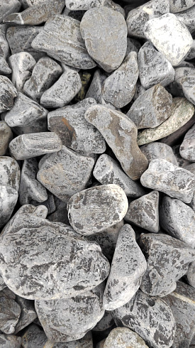 Kamenclub.ru: Щебень галтованный черный (мрамор) фр.40-70 мм.  купить в Королеве мрамор черный с белыми прожилками, черный, белый щебень галтованный округлый 13500 руб/т   фото КАМЕНЬ КЛУБ