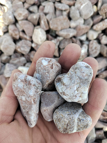 Kamenclub.ru: Мраморная крошка (щебень галтованный розовый) фр.20-40 мм.  купить в Королеве мрамор розовый, красный оголтованный округлый щебень  15000 руб/т   фото КАМЕНЬ КЛУБ