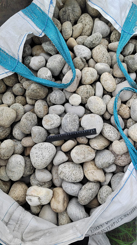 Kamenclub.ru: Галька речная окат (серо-белая) фр. 70-120 мм купить  в Королеве галька галечник бело-серая, серо-белая, серая, белая речная природная галька  8000 руб/т   фото КАМЕНЬ КЛУБ