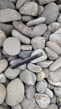 Kamenclub.ru: Галька речная окат (темно-серая) фр. 70-150 мм. купить  в Королеве галька речная темно-серая, синяя, серая речная галька округлая  8000 руб/т   фото КАМЕНЬ КЛУБ