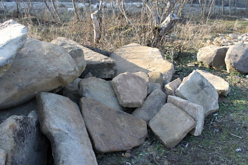 Kamenclub.ru: Песчаник плиты - плахи - пошаговые дорожки (фр. 70-150 мм)  купить в Королеве песчаник серый бежевый желтый зеленый колотый песчаник строительный 6500 руб/т   фото КАМЕНЬ КЛУБ