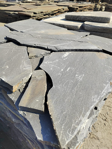 Kamenclub.ru: Песчаник пластушка светло-серый (3,0 см)  купить в Королеве песчаник светло-серый, серый песчаник рваный ландшафтный колотый 13800 руб/м3   фото КАМЕНЬ КЛУБ