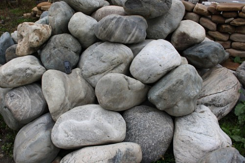 Kamenclub.ru: Речной валун Кабанчик фр.300-500 мм.  купить в Королеве крупный природный камень галька серый, темно-серый речной валун галечник масштабный 7000 руб/т   фото КАМЕНЬ КЛУБ
