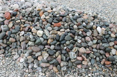 Kamenclub.ru: Галька окат (цветная картошка) фр. 50-100 мм. купить  в Королеве галька природная окатанная серый белый цветной синий темно-серый коричневый округлый галечник окатанный 6800 руб/т   фото КАМЕНЬ КЛУБ