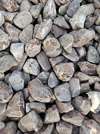 Kamenclub.ru: Мраморная крошка (щебень галтованный розовый) фр.10-20 мм.  купить в Королеве мрамор розовый, красный ландшафтный декоративный окатанный округлый щебень 15000 руб/т   фото КАМЕНЬ КЛУБ