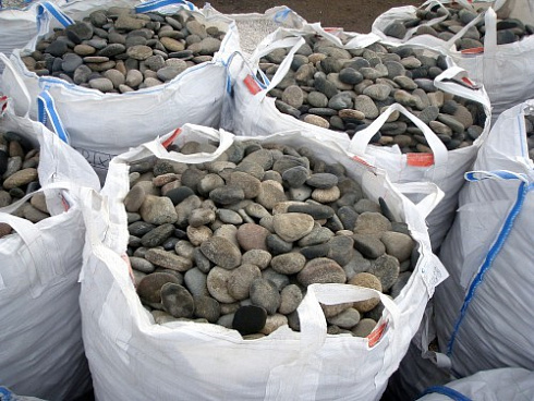 Kamenclub.ru: Галька речная плоская (ассорти) фр. 70-150 мм. купить  в Королеве галька галечник серый белый темно-серый синий светло-серый плоская природная галька  9000 руб/т   фото КАМЕНЬ КЛУБ