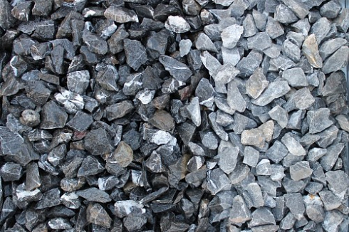 Kamenclub.ru: Щебень крошка черный (мрамор) фр. 20-40 мм.  купить в Королеве мрамор черный с белыми прожилками мраморная каменная крошка 11000 руб/т   фото КАМЕНЬ КЛУБ