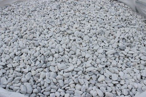 Kamenclub.ru: Мраморная крошка (щебень галтованный белый) фр.10-20 мм.  купить в Королеве мрамор белый, молочный, айвори окатанный округлый декоративный ландшафтный щебень 17000 руб/т   фото КАМЕНЬ КЛУБ