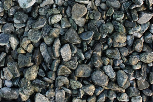 Kamenclub.ru: Щебень галтованный зеленый (змеевик) фр. 20-40 мм.  купить в Королеве мрамор зеленый, салатовый оголтованный щебень мраморный 12500 руб/т   фото КАМЕНЬ КЛУБ