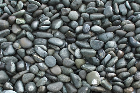 Kamenclub.ru: Галька речная окат (темно-серая) фр. 70-150 мм. купить  в Королеве галька речная темно-серая, синяя, серая речная галька округлая  8000 руб/т   фото КАМЕНЬ КЛУБ