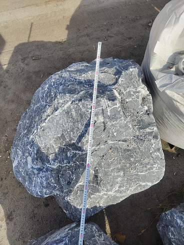 Kamenclub.ru: Черный мрамор скальник фр. 1000-1500 мм.  купить в Королеве мрамор черный белый серый крупный колотый валун ландшафтный 9000 руб/т   фото КАМЕНЬ КЛУБ