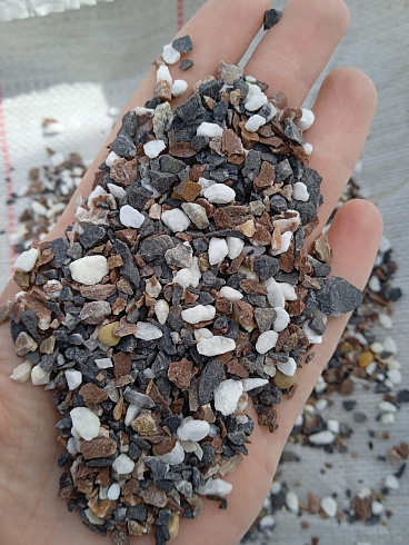 Kamenclub.ru: Мраморная крошка (щебень крошка микс: белый-зеленый-розовый) фр. 3-5 мм.  купить в Королеве мрамор белый, зеленый, розовый мраморная декоративная крошка каменная 12000 руб/т   фото КАМЕНЬ КЛУБ