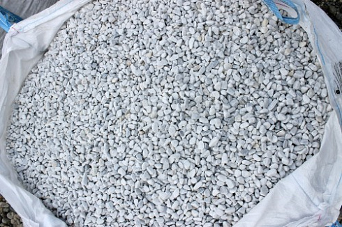 Kamenclub.ru: Мраморная крошка (щебень галтованный белый) фр.10-20 мм.  купить в Королеве мрамор белый, молочный, айвори окатанный округлый декоративный ландшафтный щебень 17000 руб/т   фото КАМЕНЬ КЛУБ