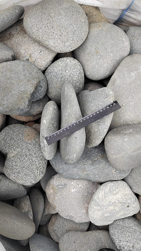 Kamenclub.ru: Галька речная плоская (темно-серая) фр. 70-150 мм. купить  в Королеве галечник природный темно-серый серый синий речная плоская природная окатанная  9000 руб/т   фото КАМЕНЬ КЛУБ