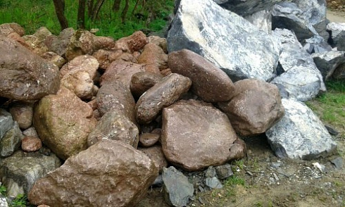 Kamenclub.ru: Конгломераты фр. 300-1000 мм.  купить в Королеве кварц мрамор диабаз коричневый, серый зеленоватый речной валун крупный 6500 руб/т   фото КАМЕНЬ КЛУБ