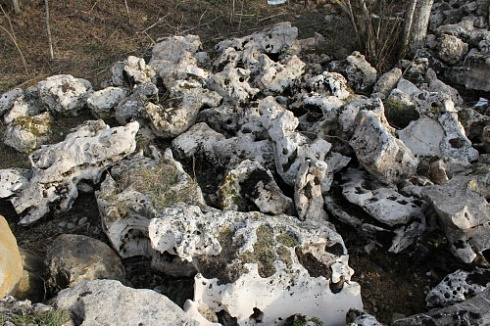 Kamenclub.ru: Выветренный известняк (степной) фр. 500-1500 мм.  купить в Королеве    10000 руб/т   фото КАМЕНЬ КЛУБ