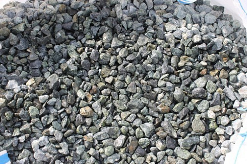 Kamenclub.ru: Щебень крошка зеленый (змеевик) фр. 20-40 мм.  купить в Королеве мрамор зеленый, салатовый ландшафтная мраморная крошка 8500 руб/т   фото КАМЕНЬ КЛУБ