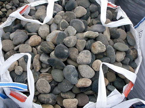 Kamenclub.ru: Галька речная плоская (ассорти) фр. 100-200-300 мм. купить  в Королеве галька плоская разноцветная серый белый темно-серый синий речная галька ландшафтная 8000 руб/т   фото КАМЕНЬ КЛУБ